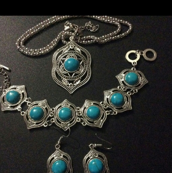 Jewelry - Set of turquoise necklace  bracelet and earnings.